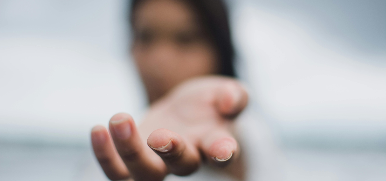 Vrouw steeks hand uit om te helpen